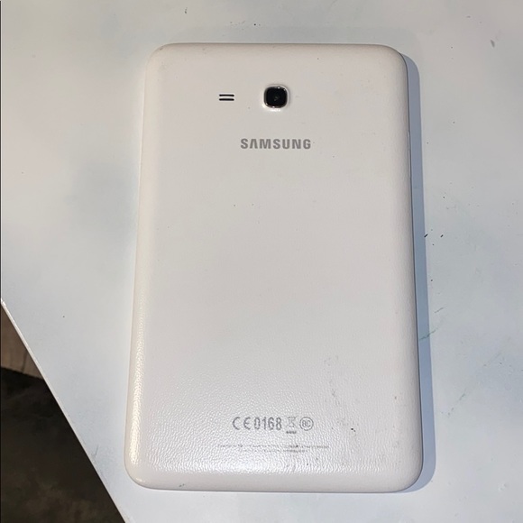 2 big iPad, 1 mini iPad, & 1 Samsung tablet - Picture 4 of 11